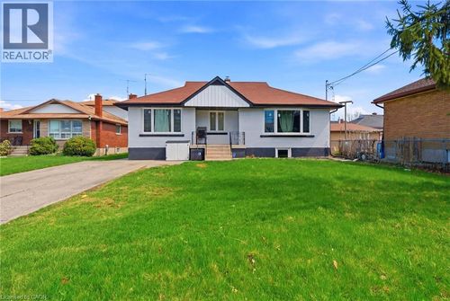 250 Grantham Ave, St Catharines, ON, L2M4Z5 | Card Image