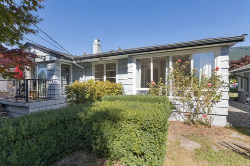 915 Wentworth Ave, North Vancouver, BC, V7R1R8 | Card Image