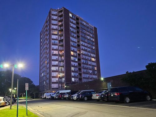 a15d-3925 Triumvera Dr, Glenview, IL, 60025-3875 | Card Image
