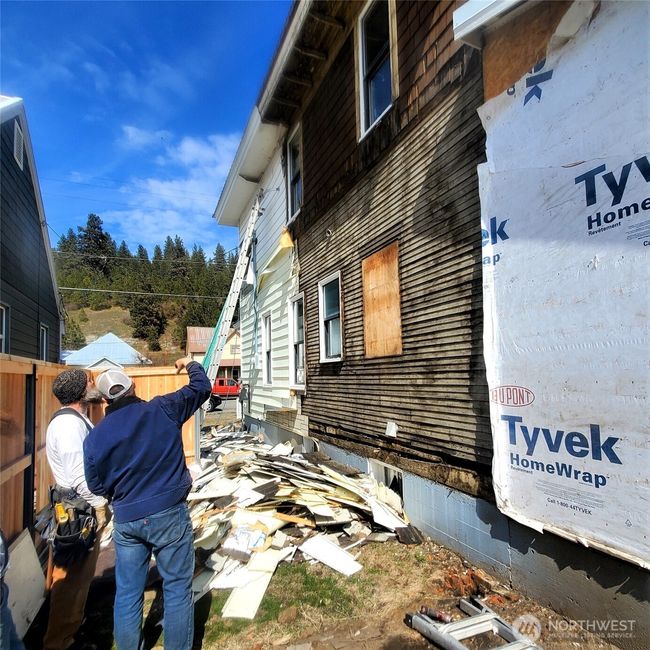 Restoration process: the contractors tore off three layers of newer siding before finding a portion of the siding authentic to the house as the fourth layer. | Image 36