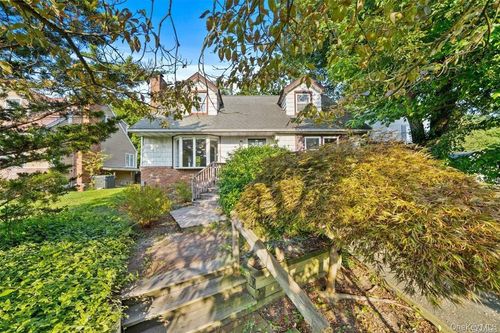228 Oakwood Rd, Huntington Station, NY, 11746-7208 | Card Image