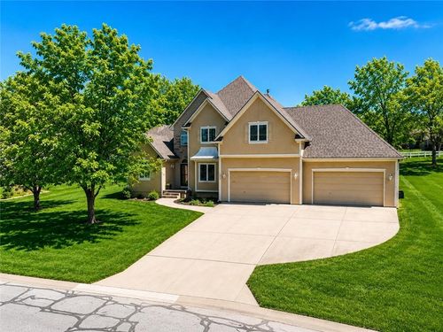 1019 Sw Coachlight Ct, Lee's Summit, MO, 64081-3713 | Card Image