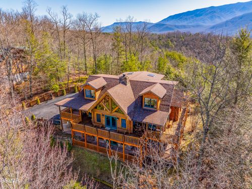 556 Thissa Way, Gatlinburg, TN, 37738-6442 | Card Image
