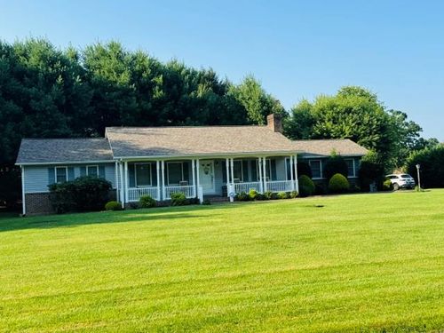 404 Parkwood Dr, Galax, VA, 24333-3704 | Card Image