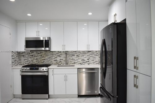 apt-5a-8024 Tatum Waterway Dr, Miami Beach, FL, 33141-5310 | Card Image