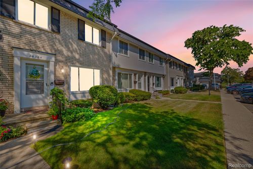 82-28264 Universal Dr, Warren, MI, 48092-2435 | Card Image