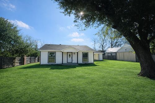 1221 W Sabine St, Carthage, TX, 75633-2821 | Card Image