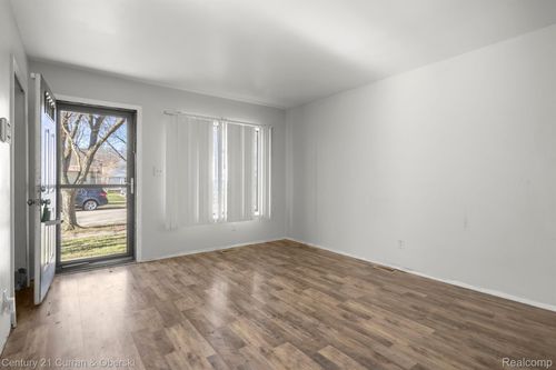 18949 Kenosha St, Harper Woods, MI, 48225-2129 | Card Image