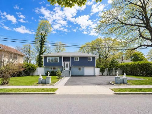 18 Park Dr E, Syosset, NY, 11791-5213 | Card Image