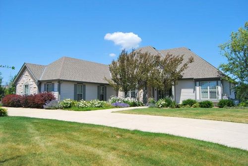 5432 W Burning Bush Ln, Mequon, WI, 53092-4496 | Card Image