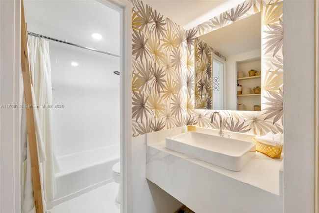 APT-1638 - 2899 Collins Ave, Condo with 1 bedrooms, 1 bathrooms and null parking in Miami Beach FL | Image 10