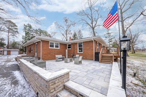 531 Oxbow Lake Rd, White Lake, MI, 48386-2628 | Card Image