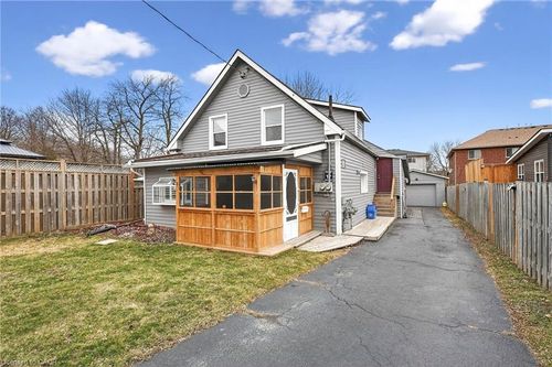 93 Walnut St, Brantford, ON, N3T1H3 | Card Image