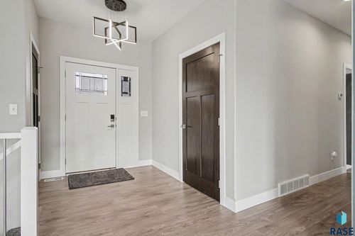 7904 S Pinewood Ave, Sioux Falls, SD, 57108-3501 | Card Image