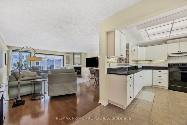 201 - 585 Atherley Rd, Condo with 2 bedrooms, 2 bathrooms and null parking in Orillia ON | Image 4