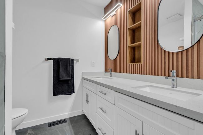 Full bath with a sink, visible vents, baseboards, and toilet | Image 19