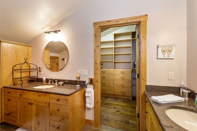 Ensuite bathroom and walk in closet | Image 26