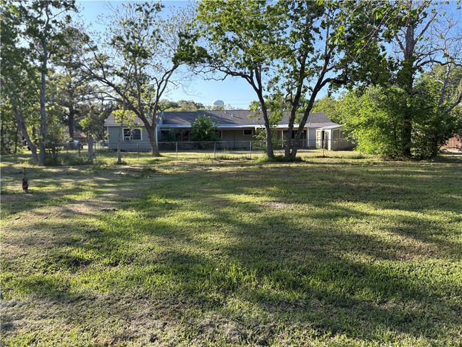 203 Dugger St, House other with 4 bedrooms, 3 bathrooms and null parking in Edna TX | Image 9