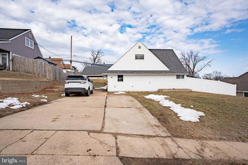 42 Hollyhock Ln, LEVITTOWN, PA, 19055-1320 | Card Image