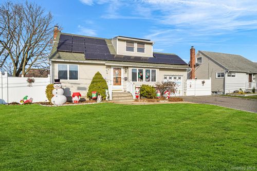 386 33rd St, Lindenhurst, NY, 11757-3239 | Card Image