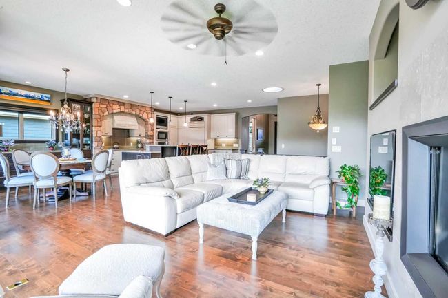 511 Evergreen Circle Sw, House other with 3 bedrooms, 3 bathrooms and 4 parking in Calgary AB | Image 16