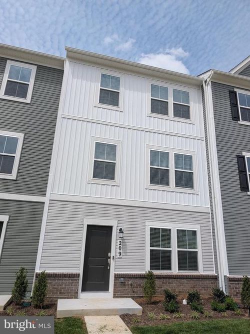 209 Swan Field Ave, RANSON, WV, 25438-4625 | Card Image