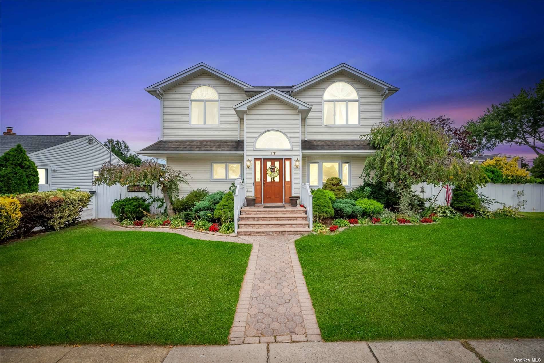 Michigan Dr, Hicksville, NY 11801