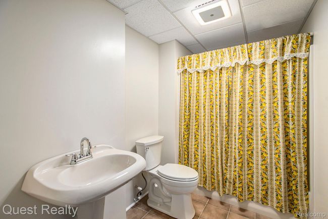 Lower Level Bath | Image 32