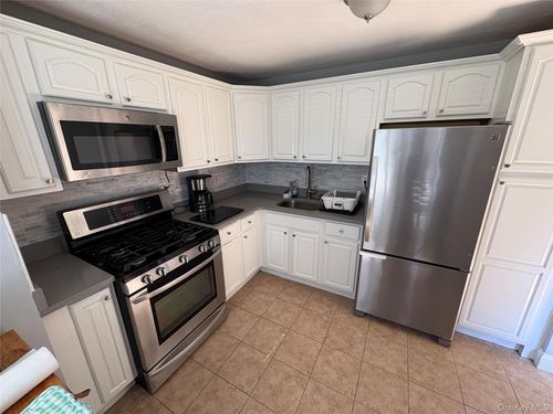 33-33 Newbrook Ln, Bay Shore, NY, 11706-4416 | Card Image