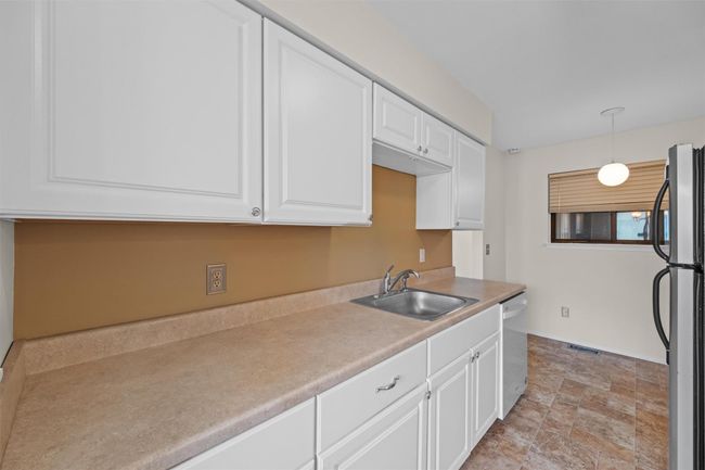 Plenty of counter space | Image 14