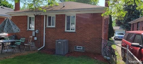8468 Appleton St, Dearborn Heights, MI, 48127-1406 | Card Image