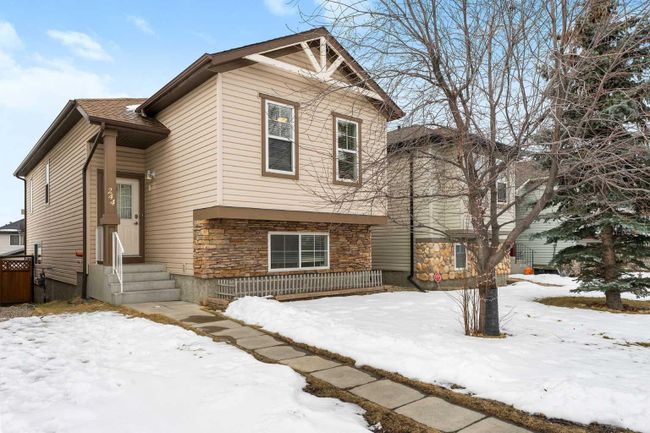244 Covemeadow Road Ne, Home with 3 bedrooms, 2 bathrooms and 1 parking in Calgary AB | Image 2