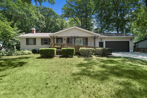 19136 Glendale Cir, Spring Lake, MI, 49456-2302 | Card Image