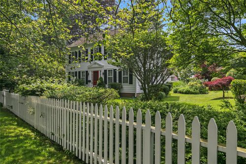195 Main St, East Hampton, NY, 11937-2720 | Card Image