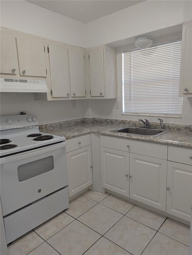 APT-101 - 31 Se 2 Nd Ave, Condo with 2 bedrooms, 1 bathrooms and null parking in Hallandale Beach FL | Image 4
