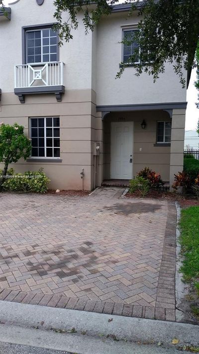 1995 - 1995 Nassau Dr, Townhouse with 3 bedrooms, 2 bathrooms and null parking in Riviera Beach FL | Image 3