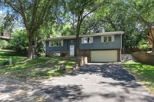 570 Crestview Dr S, Maplewood, MN, 55119-6724 | Card Image