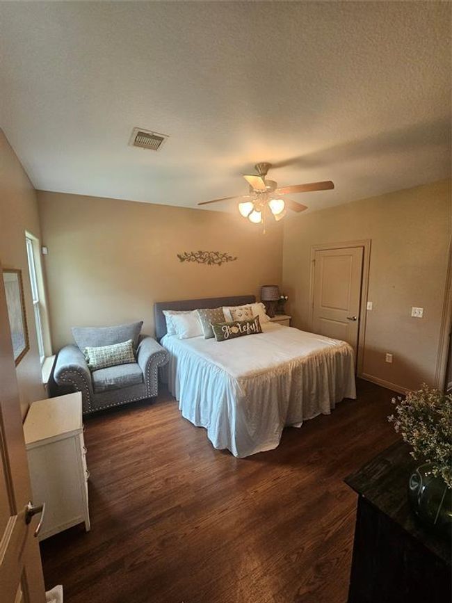 Large primary bedroom ensuite | Image 8