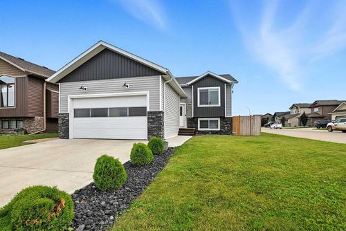 5 Mackenzie Avenue, Lacombe, AB, T4L0A6 | Card Image