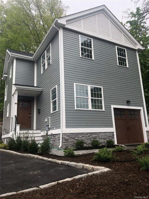 105 Liberty Ave, Port Jefferson, NY, 11777-2008 | Card Image