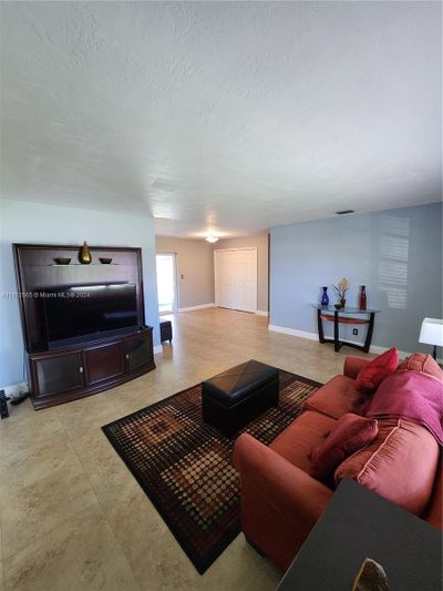 12245 Sw 35th Ter, House other with 3 bedrooms, 1 bathrooms and null parking in Miami FL | Image 3