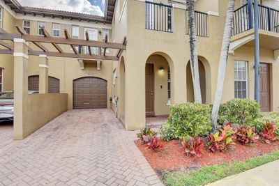 6854 Julia Gardens Drive, Townhouse with 3 bedrooms, 2 bathrooms and null parking in Coconut Creek FL | Image 3