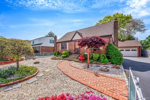 150 Connecticut Avenue, Oyster Bay, NY, 11758 | Card Image