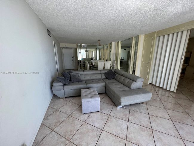 1034 - 6039 Collins Ave, Condo with 2 bedrooms, 2 bathrooms and null parking in Miami Beach FL | Image 4