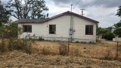 315 W Mariposa St, Fowler, CA, 93625-2216 | Card Image