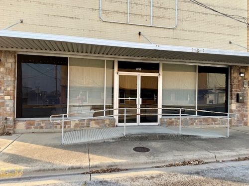 212 S Houston Ave, Cameron, TX, 76520-3933 | Card Image