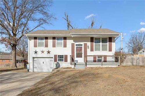 1056 Highland Dr, Liberty, MO, 64068-3113 | Card Image