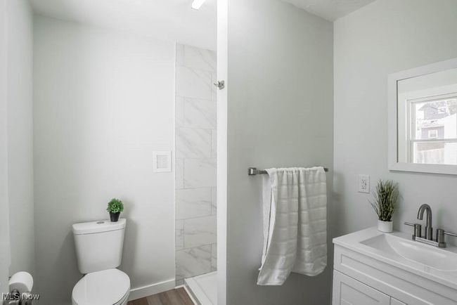 Full Bathroom | Image 18