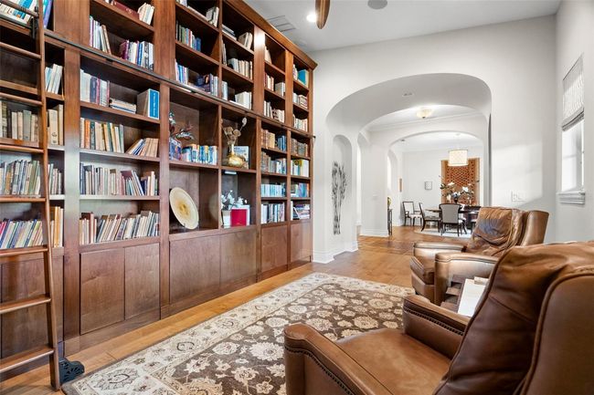 Den/Library | Image 21