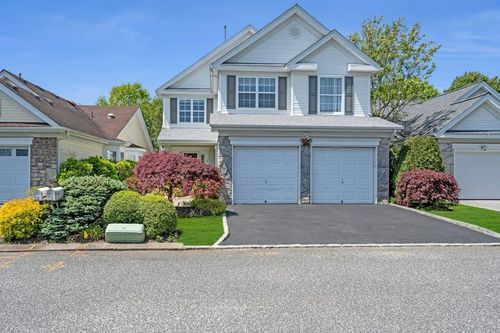 30 Julia Cir, Middle Island, NY, 11953-2652 | Card Image